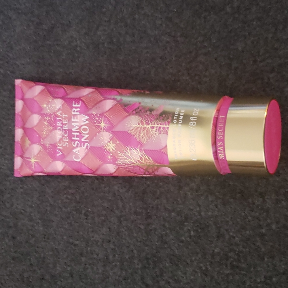 Victoria's Secret Cashmere Snow body lotion